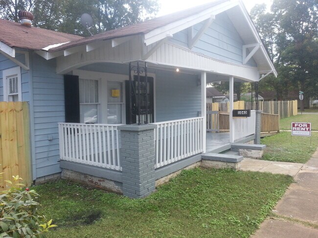 Foto del edificio - Large 4 bedroom 2 bathroom with huge privacy fenced back yard