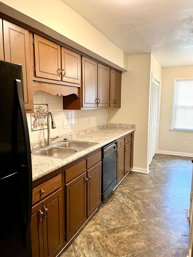 Foto del edificio - Largest Unit in Oglethorpe Place, 3bd/2.5ba 1700+ sqft, fireplace, and community pool and tennis!