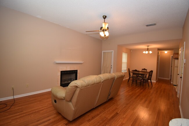 Building Photo - Centrally Located 2 Bedroom 2 Bath House