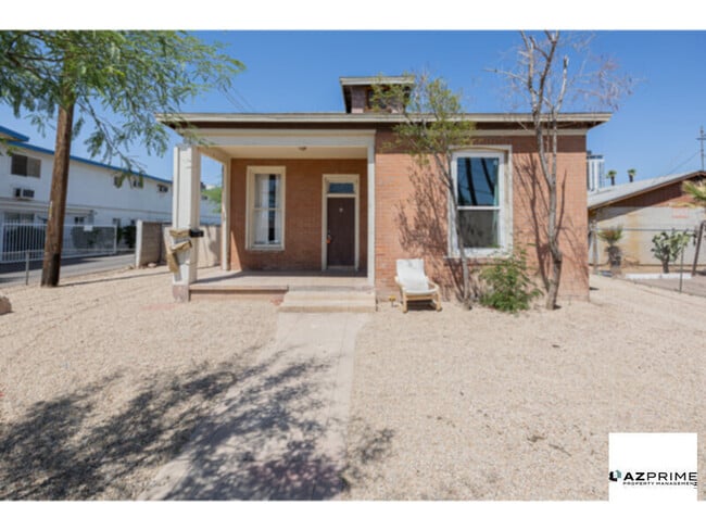 Building Photo - Charming 2/1 Apartment unit in the Heart o...