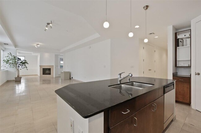 Building Photo - 1505 Elm St