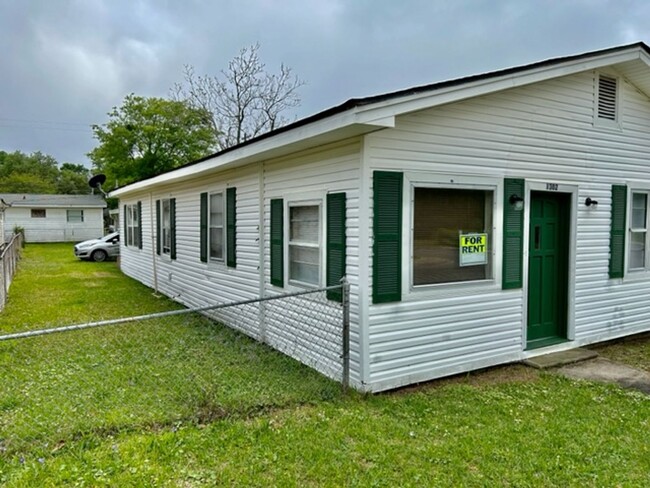 Building Photo - Nicely Updated 4 Bedroom