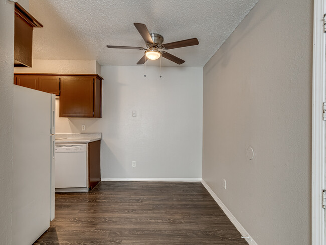 Sandhills - Dining Room - Sandhill Apartments