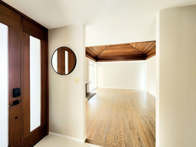 Building Photo - Meticulous Mid Century home with stunning ...
