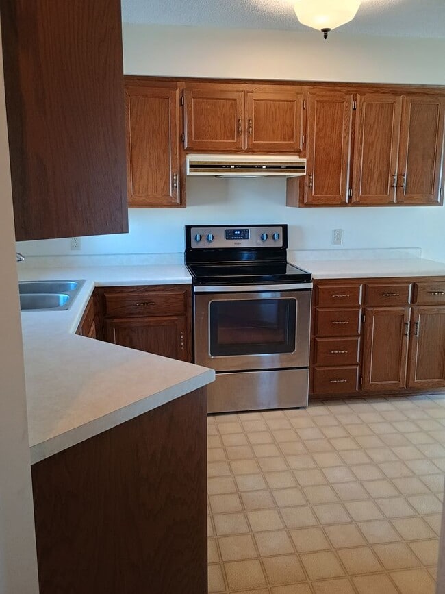 Building Photo - AVAILABLE 4/01/26 Large 2 Bedroom 1 Bath Main Floor Home