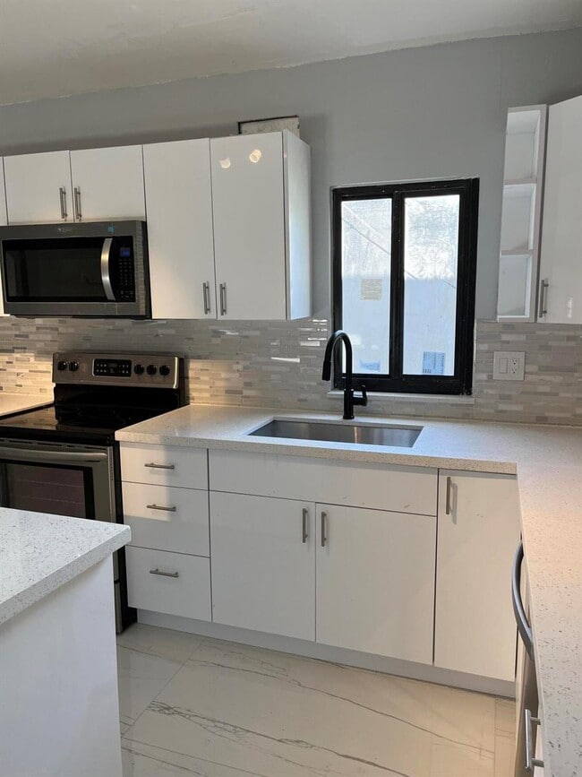 Building Photo - 3 bedroom in Miami FL 33142