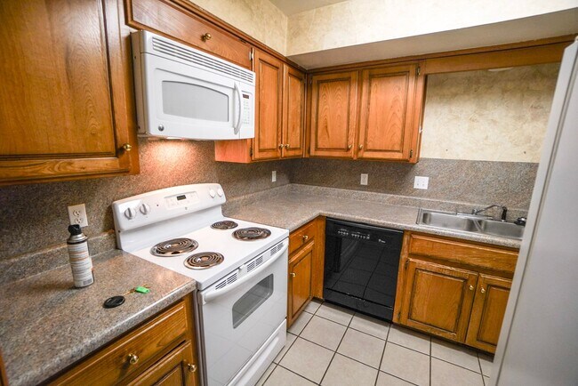 Building Photo - Townhome on the Golf Course!