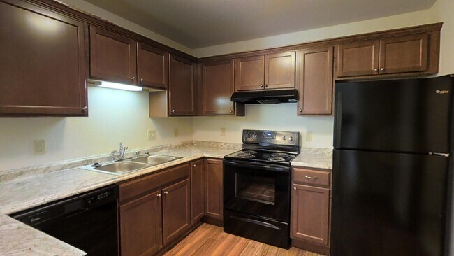 Building Photo - Condo Style Lower 2 Bedroom 2 Bathroom Apartment is Available