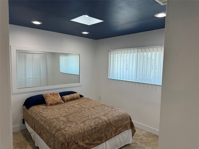 Building Photo - 8416 Seawall Blvd