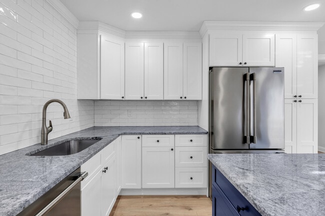 Building Photo - 283 Spring St