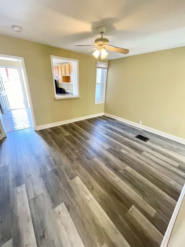 Building Photo - Fantastic 2 Bedroom Available Now