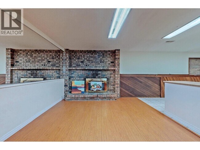 Photo du bâtiment - Basement-768 COMO LAKE AVENUE