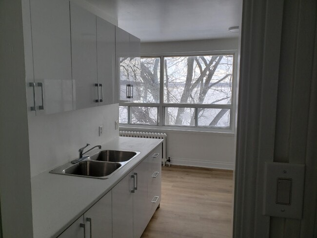 Building Photo - 108 Kempenfelt Dr