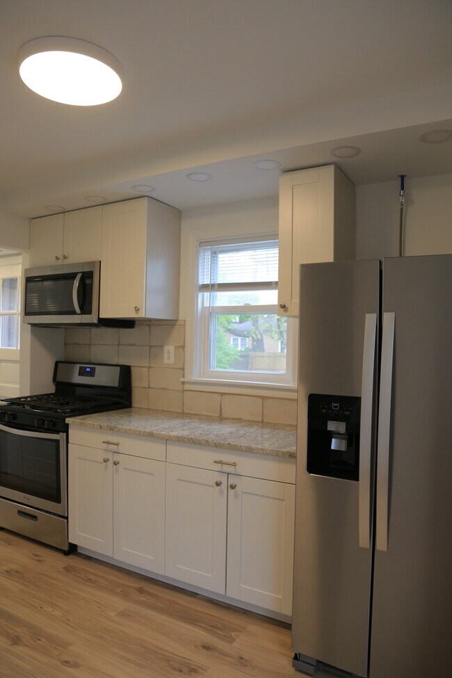 Building Photo - 637 S 8th Ave