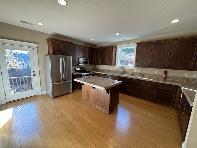Foto del edificio - Beautiful 4 Bedroom Home in North Portland