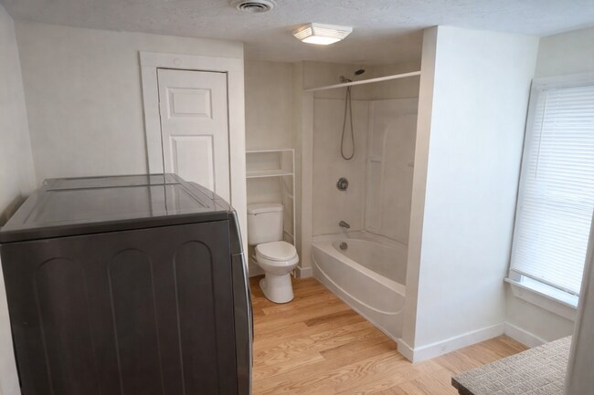 Foto del edificio - 64 Chase Ave