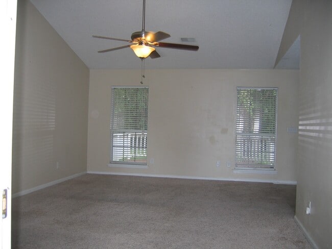 Building Photo - 10 Old Tree Court
