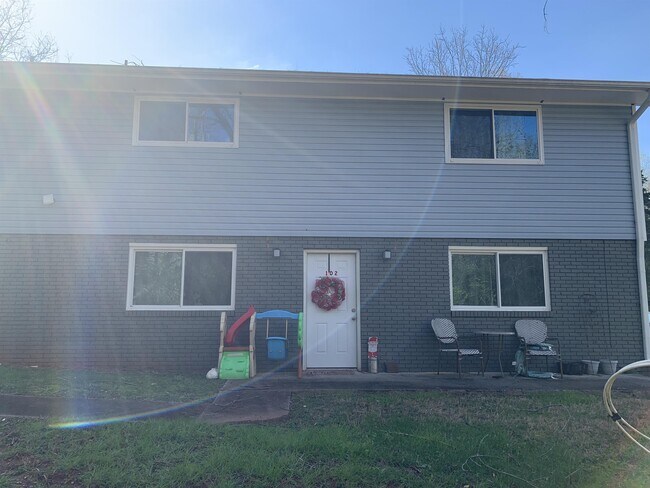 Building Photo - 903 E Red Bud Rd