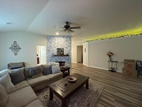 Building Photo - 4611 Silverlake Dr