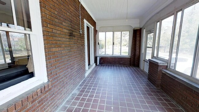 Building Photo - 681 College Ave