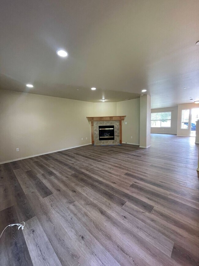 Foto del edificio - Spacious 4 Bedroom Home in DuPont!