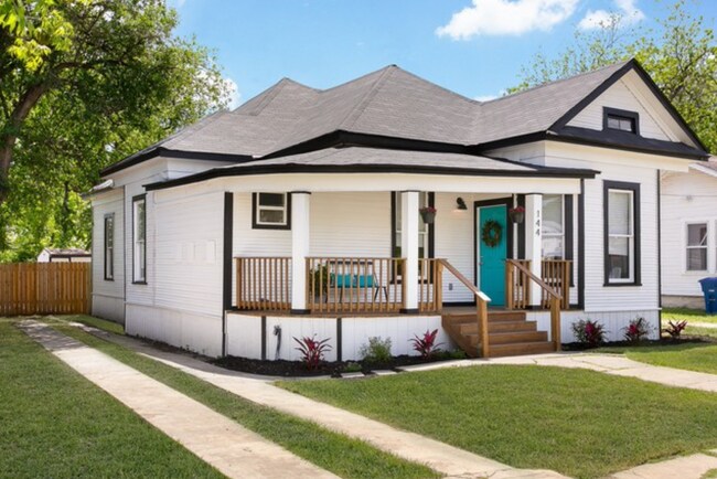 Foto del edificio - Historical Victorian Farmhouse minutes fro...