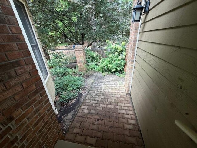 Foto del edificio - 222- Hanover Place Bev Roberts Rentals and...