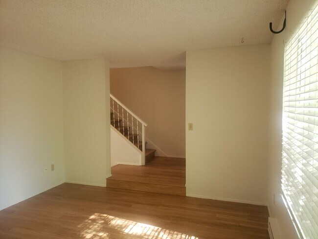 Foto del edificio - Spacious Townhouse with Two Car Garage!