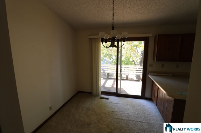 Building Photo - Three Bed One Bath Available Now!