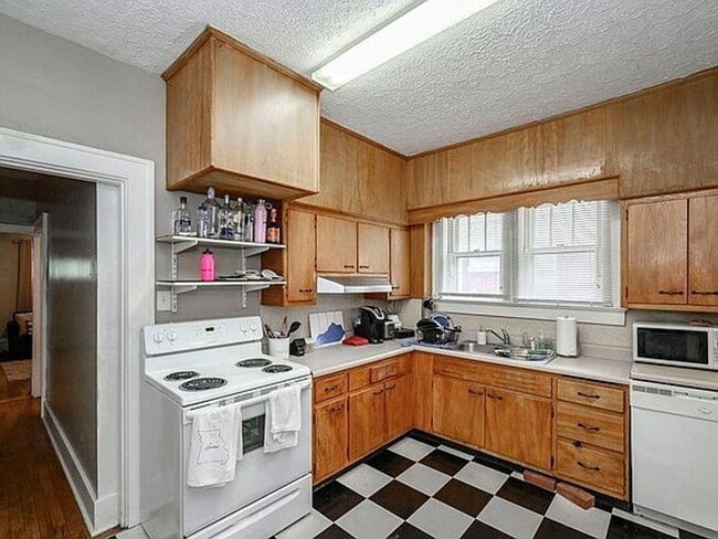 Photo - 222 University Ave Apartment