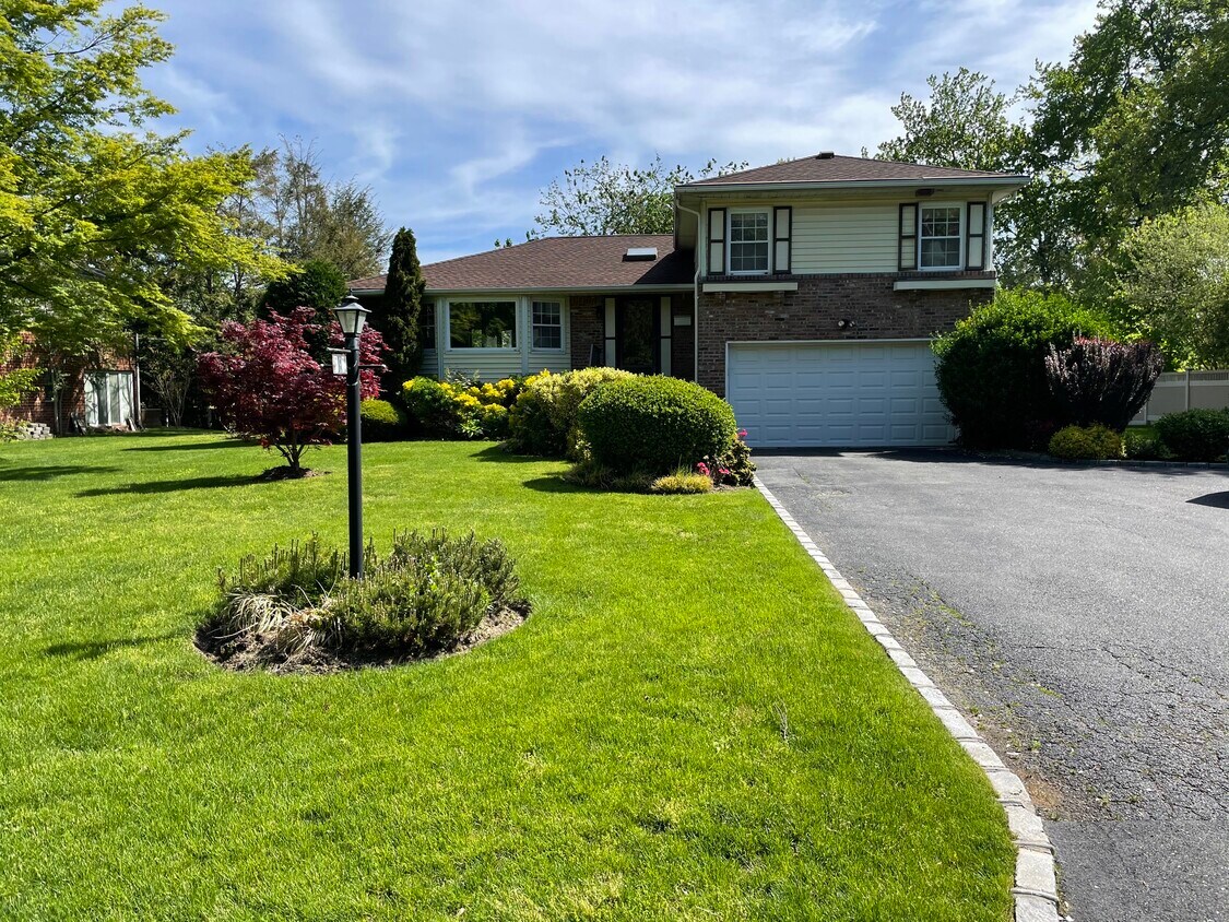 Primary Photo - 9 Wood Valley Ln