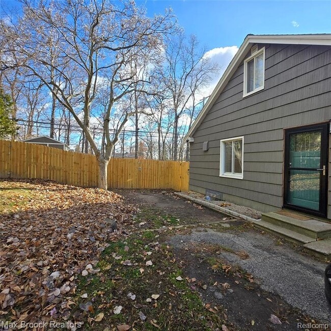 Building Photo - 805 S Winding Dr