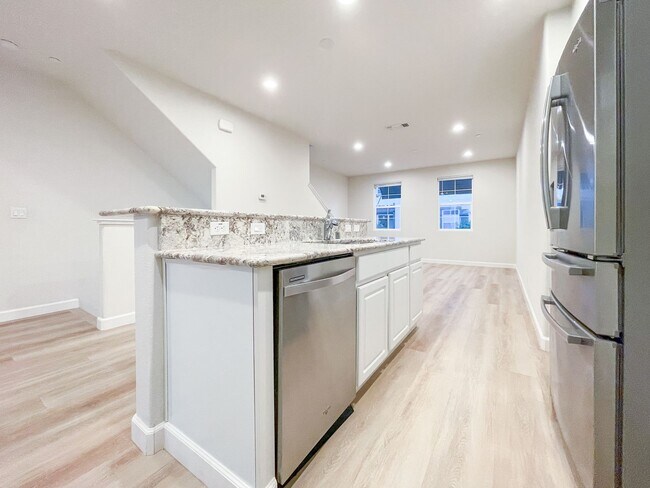 Foto del edificio - Modern Townhome Living in North San Jose – Attached 2-Car Garage