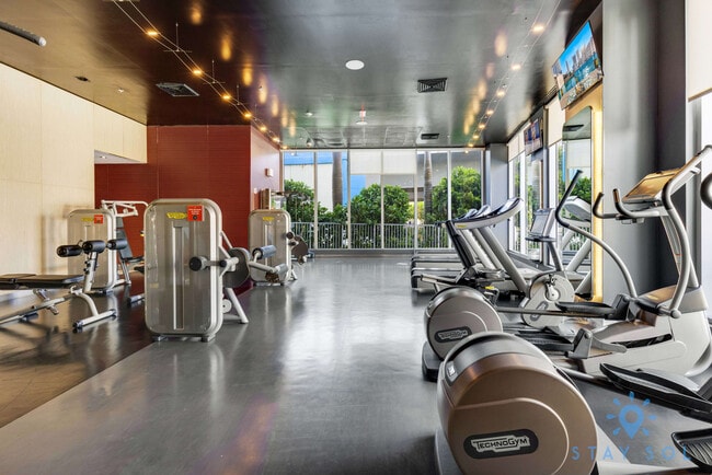 Building Photo - 2602 E Hallandale Beach Blvd