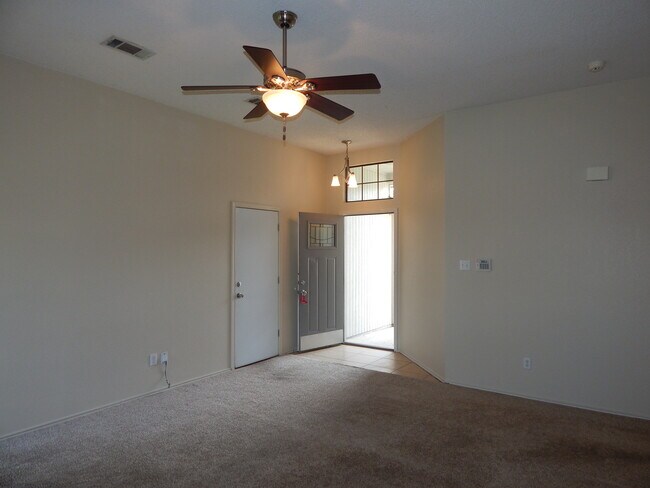 Foto del edificio - 2301 Bluebonnet Dr