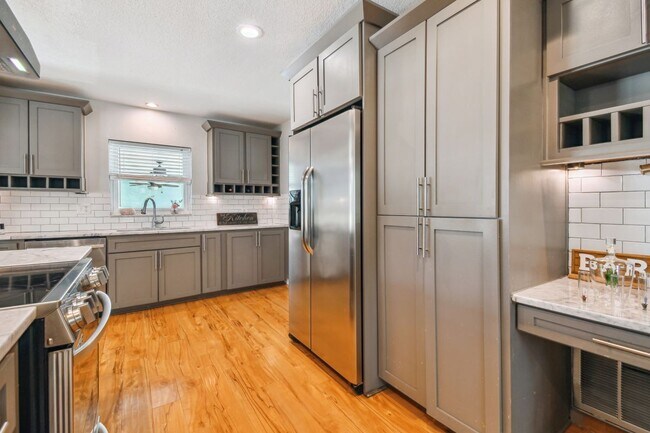 Building Photo - 1302 Brandonwood Dr