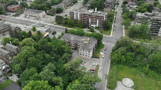  - 4141 Bathurst