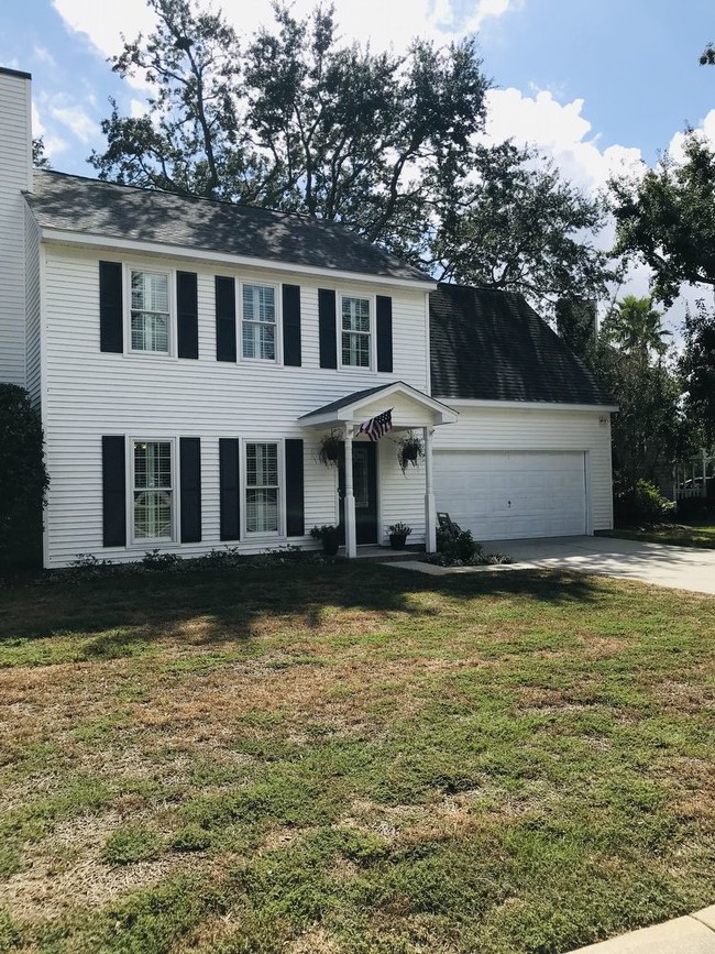 Building Photo - 1358 Center Lake Dr