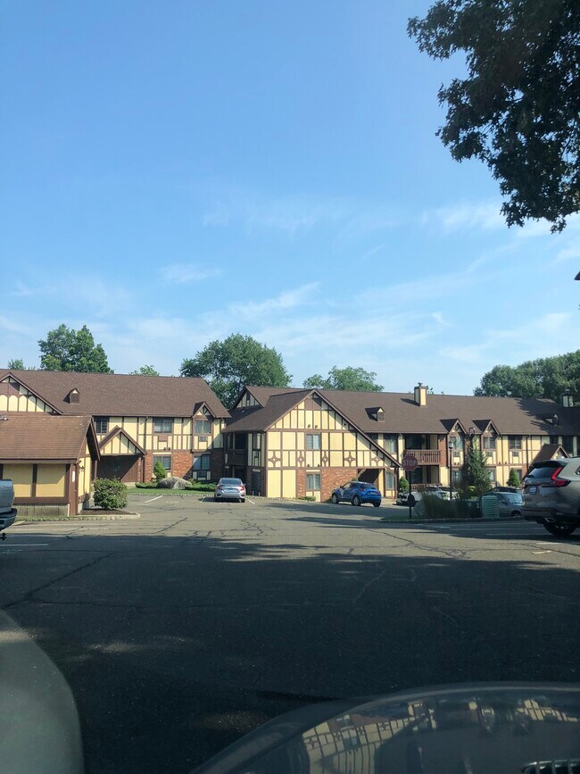 Building Photo - 3 Roxbury Ln