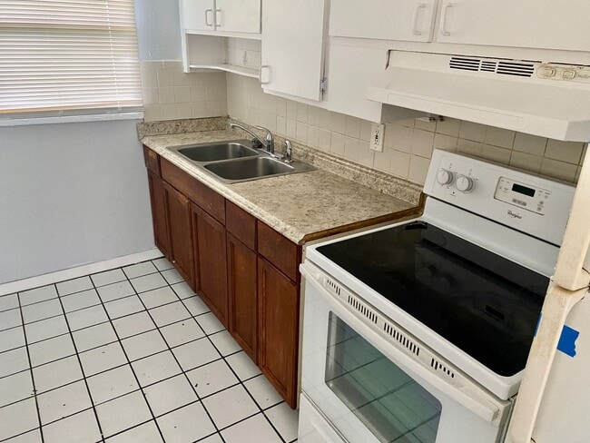 Building Photo - 3/1 Home Available NOW!