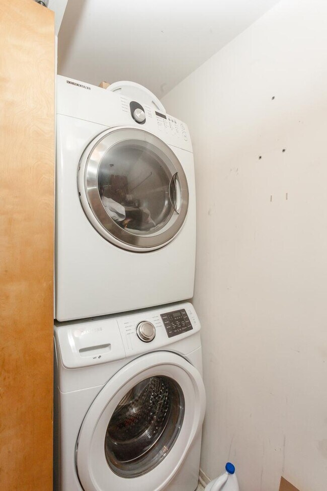 Building Photo - 2 bedroom in Chicago IL 60661
