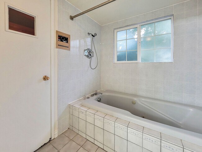 Building Photo - Luxurious 2-Story Home in Somerset with Ab...