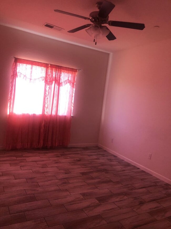 Foto del edificio - Single Family Home!!