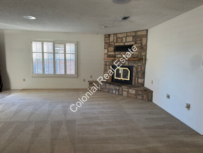 Foto del edificio - Spacious and Unique 2 Bedroom, 2 Bathroom Home with Wet Bar Area!