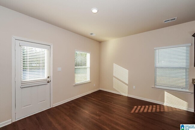 Building Photo - 335 Clover Cir