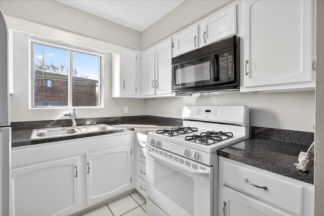 Foto del edificio - 604 W 65th St