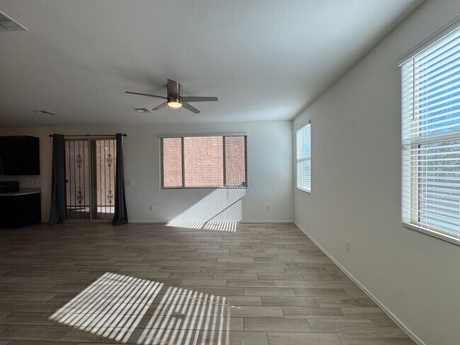 Foto del edificio - Welcome to this stunning 3Bdm, 2.5Ba, This two-story gem boasts a spacious layout! Must See!