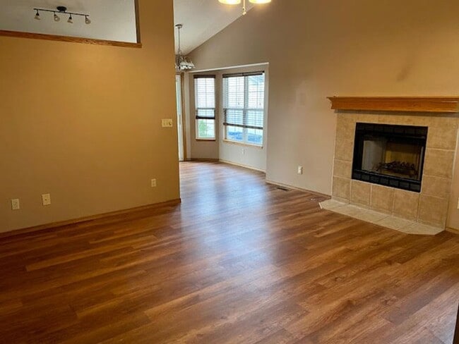 Building Photo - 4 bedroom/3 bath house (12110 E Laguna)