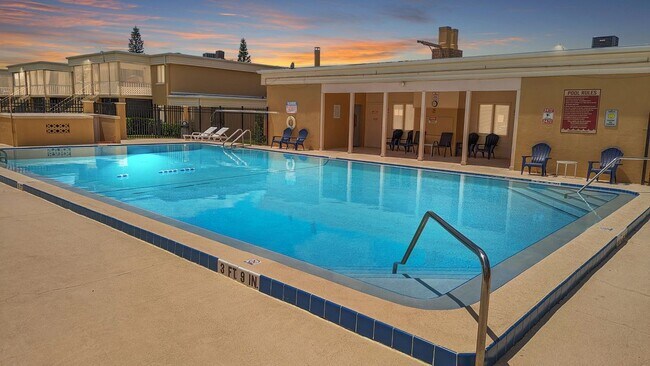 Foto del edificio - 1000 Lake of the Woods Blvd