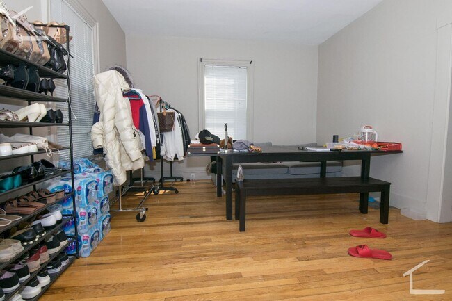 Foto del edificio - Nicely updated 3 bed in Allston near the Green Line.